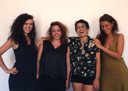 De izquierda a derecha, las integrantes del equipo que ha elaborado el 'podcast' 'De eso no se habla': Isabel Cadenas Cañón, Laura Casielles, Paula Morais Montes y Vanessa Rousselot.