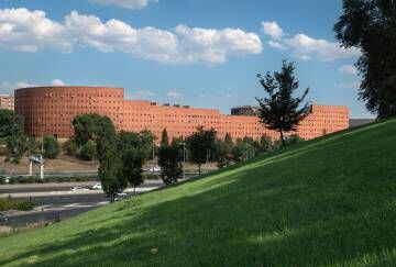 Edificio de vivienda social en Moratalaz, obra de Sáenz de Oíza, conocido como 'El Ruedo'.