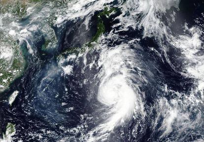 Avance del tifón Jongdari en una imagen tomada por satélite y distribuida por el Observatorio de la Tierra de la NASA.