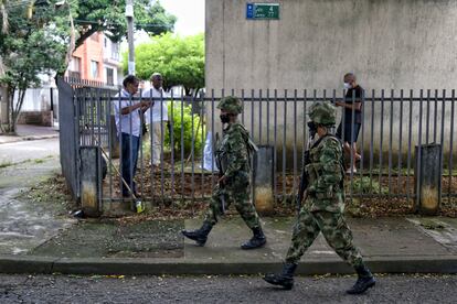 Soldados patrullan las calles de Cali, la tercera ciudad de Colombia, el sábado 29 de mayo.
