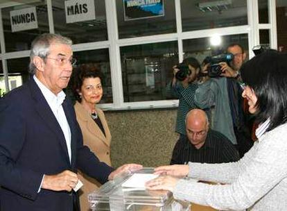 Pérez Touriño vota ayer en Sanitago acompañado de su mujer.