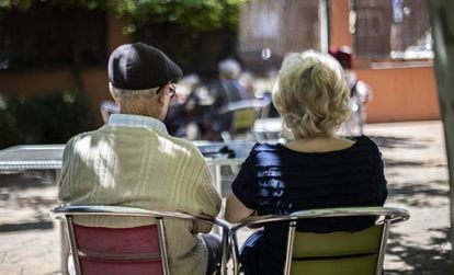 Dos personas en una terraza de una residencia geriátrica en Madrid.