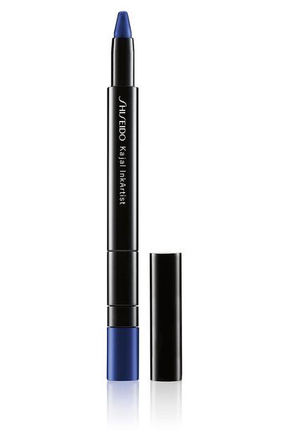 Lápiz 4 en 1 Kajal InkArtist (delineador, kajal, sombra de ojos y lápiz de cejas) en tono 08 Gunjo Blue (27 €) de Shiseido.