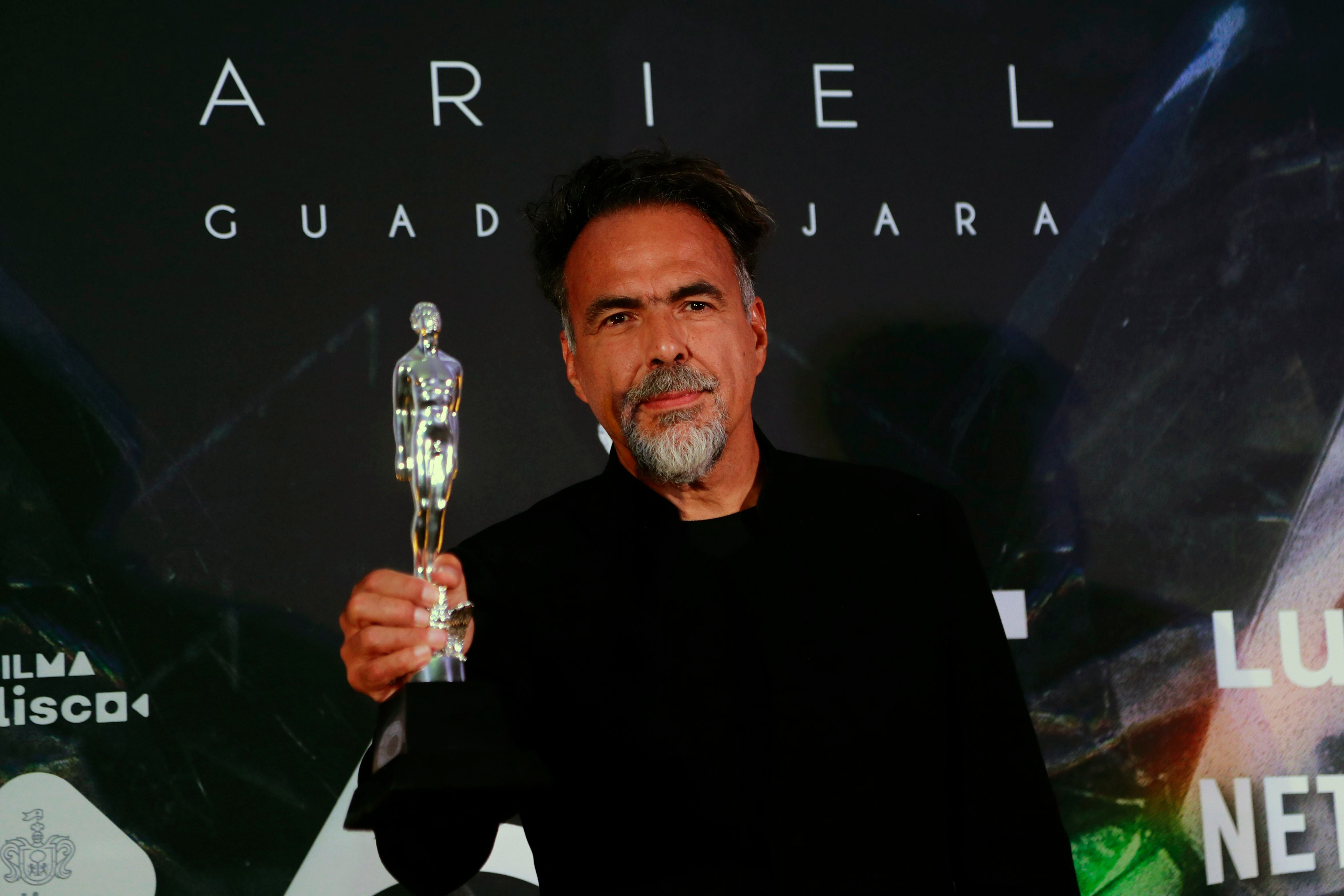El director de cine mexicano Alejandro González Iñárritu posa con el premio Ariel por mejor edición de la película 'Bardo, falsa crónica de unas cuantas verdades'.