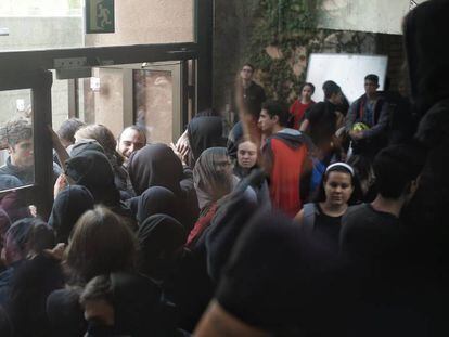 Tensión entre estudiantes de la UPF, este martes. En vídeo, la batalla por poder asistir a clase en las universidades de Barcelona.