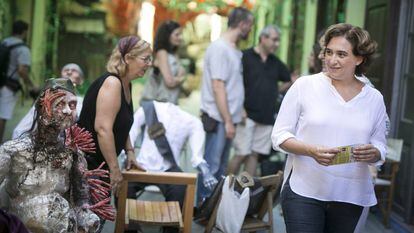 La alcaldesa de Barcelona, Ada Colau, visitando las fiestas de Gràcia