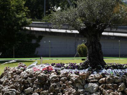 DVD.910 (20-08-18). Madrid. Aeropuerto de Barajas, Terminal dos. Pilar Vera, presidenta de la asociaci—n AVJK5022, preside el honenaje a las victimas del accidente del avi—n de Spanair de Agosto de 2008. Le acompa–an como autoridades pol’ticas Jose Luis Avalos, Ministro de Fomento y Pablo Casado, Presidente del PP. © LUIS SEVILLANO.