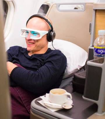 Aaron Mooy, futbolista australiano, con unas gafas anti jet-lag durante el desplazamiento entre San Pedro Sula y Sydney.
