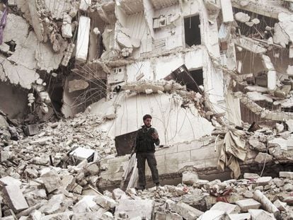 Un miliciano rebelde, entre las ruinas de un edificio en Aleppo (Siria).