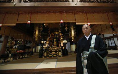 Kazuki Yazawa en el templo budista Zenkoji Daikanjin de Nagano.