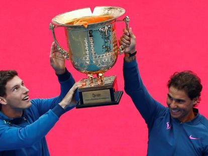 Carreño y Nadal elevan el trofeo de dobles en Pekín.