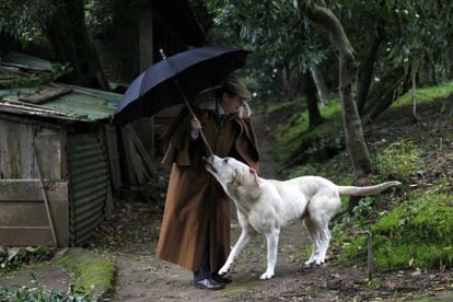 Don Duarte Pío, con su perro, originario de Tras-os-Montes y perteneciente a una raza típicamente portuguesa.