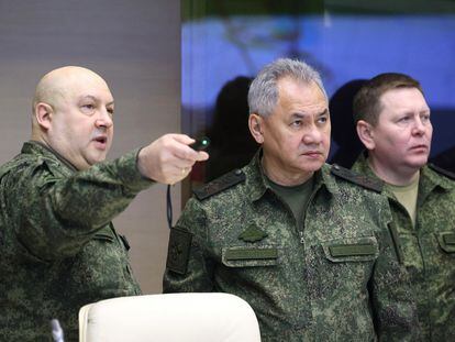 El general Serguéi Surovikin (a la izquierda) y el ministro de Defensa ruso, Serguéi Shoigu (a su lado), en un cuartel general ruso en diciembre de 2022.