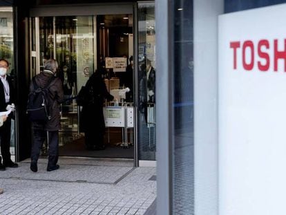 Varias personas entran en la sede de Toshiba en Tokio. 