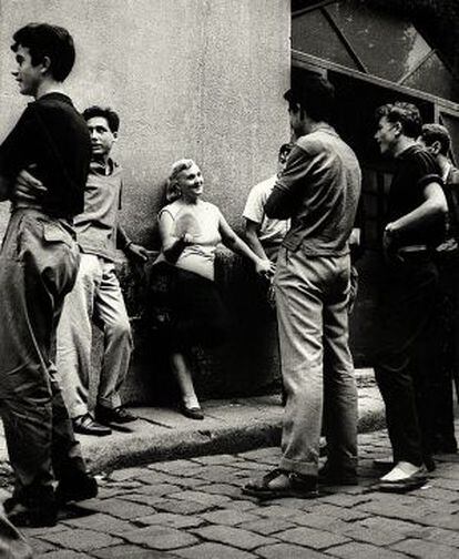 Fotograf&iacute;a de ambiente callejero del Raval tomada por Joan Colom hacia 1960.