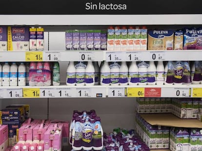 Estanterías de productos lácteos en un supermercado.