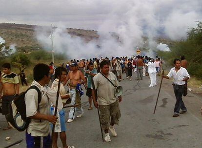 Manifestantes indígenas bloquean una carretera en la provincia de Bagua.
