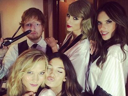 Ed Sheeran junto a Taylor Swift (a su izquierda), y las modelos Alessandra Ambrosio, Karlie Kloss y Lili Aldridge.