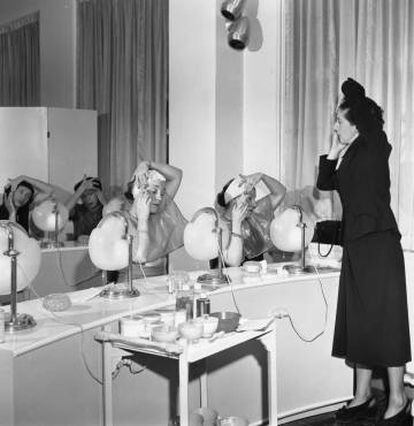 Helena Rubinstein dando una clase de maquillaje para televisión.