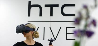 Una mujer prueba un par de gafas de realidad virtual producidas por la taiwanesa HTC, durante una feria de electrónica celebrada el verano pasado en Colonia, Alemania.