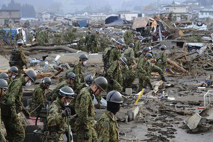 Soldados inspeccionan el área destruida de la ciudad de Noda.