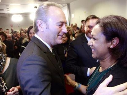 El presidente del Consell, Alberto Fabra, saluda a Lola Johnson en un acto del PP en Valencia. 
