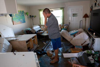 Un hombre llora al ver el interior de su vivienda, en Fort Myers (Florida).