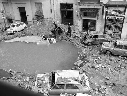 Socavón en la calle de Claudio Coello de Madrid por la explosión contra el coche de Carrero Blanco, el 20 de diciembre de 1973.