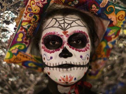 Mujer disfrazada de Catrina en el pante&oacute;n de San Andr&eacute;s.