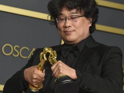 Bong Joon Ho posa ante la prensa con sus dos Premios Óscar por 'Parásitos'.