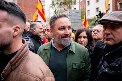 El líder de Vox, Santiago Abascal, durante una concentración frente a la sede del PSOE en la calle Ferraz (Madrid), en de diciembre de 2023.