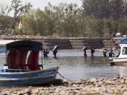 'Bagayeros' cruzan el río Bermejo desde Bolivia a Argentina cargados de mercancías.