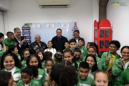 Algunos de los niños del Instituto Neymar Jr. junto a Jair Bolsonaro, durante su visita.