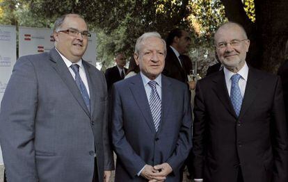 El vicepresidente del Consejo General del Poder Judicial (CGPJ), Fernando de Rosa; el presidente del Tribunal Constitucional, Pascual Sala, y el presidente de la sala de lo Civil del Supremo, Juan Antonio Xiol.