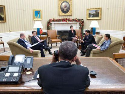Barack Obama habla con Ra&uacute;l Castro en el despacho Oval, en presencia de Ben Rhodes y Ricardo Z&uacute;&ntilde;iga, entre otros. 