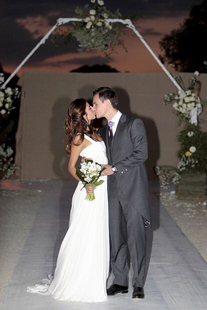Almudena Cid y Christian Gálvez se besan ante los fotográfos tras su enlace matrimonial.