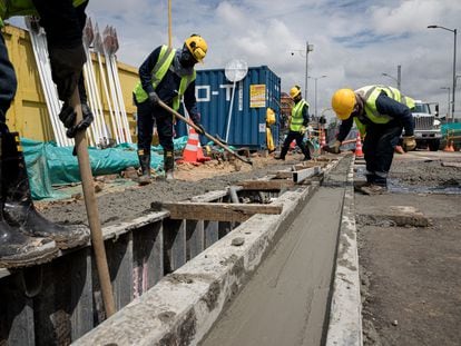 Un grupo de obreros trabaja en la construcción de la primera línea de metro de Bogotá (Colombia), en junio de 2023.