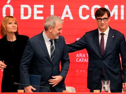 Desde la izquierda, la presidenta de la Diputación de Barcelona, Lluïsa Moret; el alcalde de la ciudad, Jaume Collboni; y el primer secretario del PSC, Salvador Illa, este lunes en Barcelona.