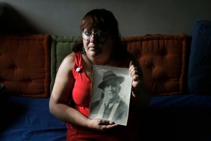 Nieves García, nieta de Dióscoro Galindo, maestro de Pulianas (Granada), asesinado junto a Federico García Lorca durante la Guerra Civil Española, posa con una fotografía de su abuelo, en septiembre de 2008.