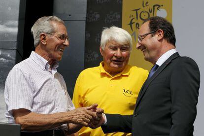 Francois Hollande conversa con Federico Bahamontes y Raymond Poulidor en el podio