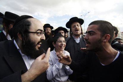 Un judío ultraortodoxo discute con otro ciudadano durante una protesta en la ciudad de Beit Shemesh.