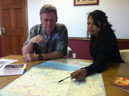 El constructor Lamar Whitmer y Eunice Tso, geóloga navajo.