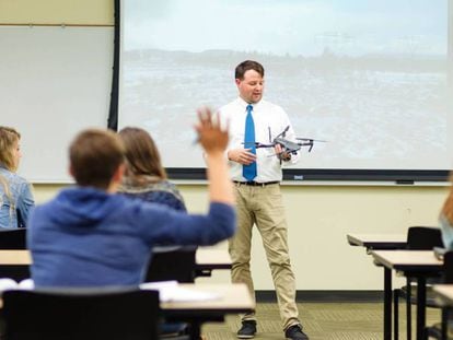 Un profesor imparte una clase de drones. En vídeo, uno de los cursos de formación de pilotos de drones de Emergencias de Aerocámaras.