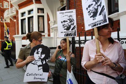 Seguidores de Assange reclaman su libertad en la puerta de la embajada de Ecuador en Londres.