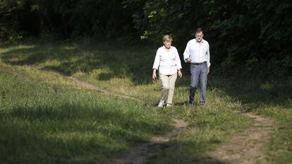 Angel Merkel y Mariano Rajoy pasean por Meseberg (Alemania), el pasado 31 de agosto.