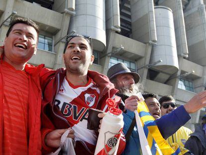 Aficionados de River y Boca, en los exteriores del Bernabéu. En vídeo, seis mil personas viajan hasta Madrid para disfrutar del River-Boca.