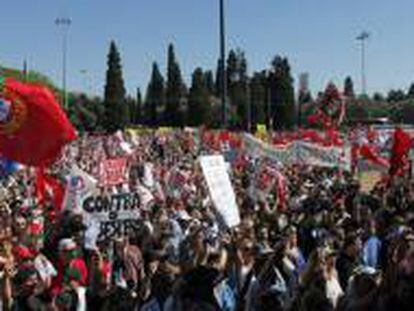 Miles de personas durante una protesta organizada por el Sindicato Central CGTP-IN.
