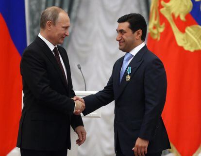 El presidente ruso, Vladimir Putin, estrecha la mano del oligarca ruso God Nisanov, tras condecorarlo con la Orden de la Amistad, el 31 de julio de 2014 en Moscú.