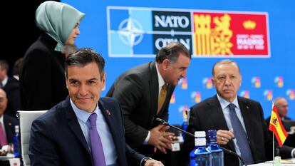 Pedro Sánchez y el presidente turco, Recep Tayyip Erdogan (a la derechad de la imagen), este jueves en la cumbre de la OTAN en Madrid.
