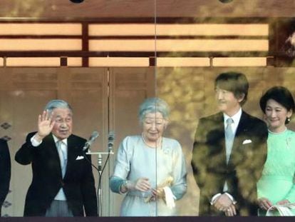 De izquierda a derecha, la princesa Masako, el príncipe Naruhito, el emperador Akihito, la emperatriz Michiko, el príncipe Akishino y las princesas Kiko, Mako y Kako, el 2 de enero en el Palacio Imperial de Tokio.